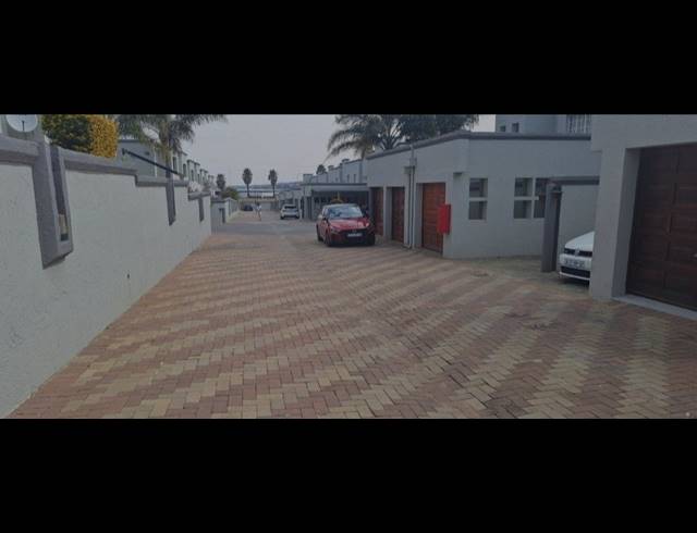 3 BEDROOM APARTMENT FOR SALE IN OAKDENE